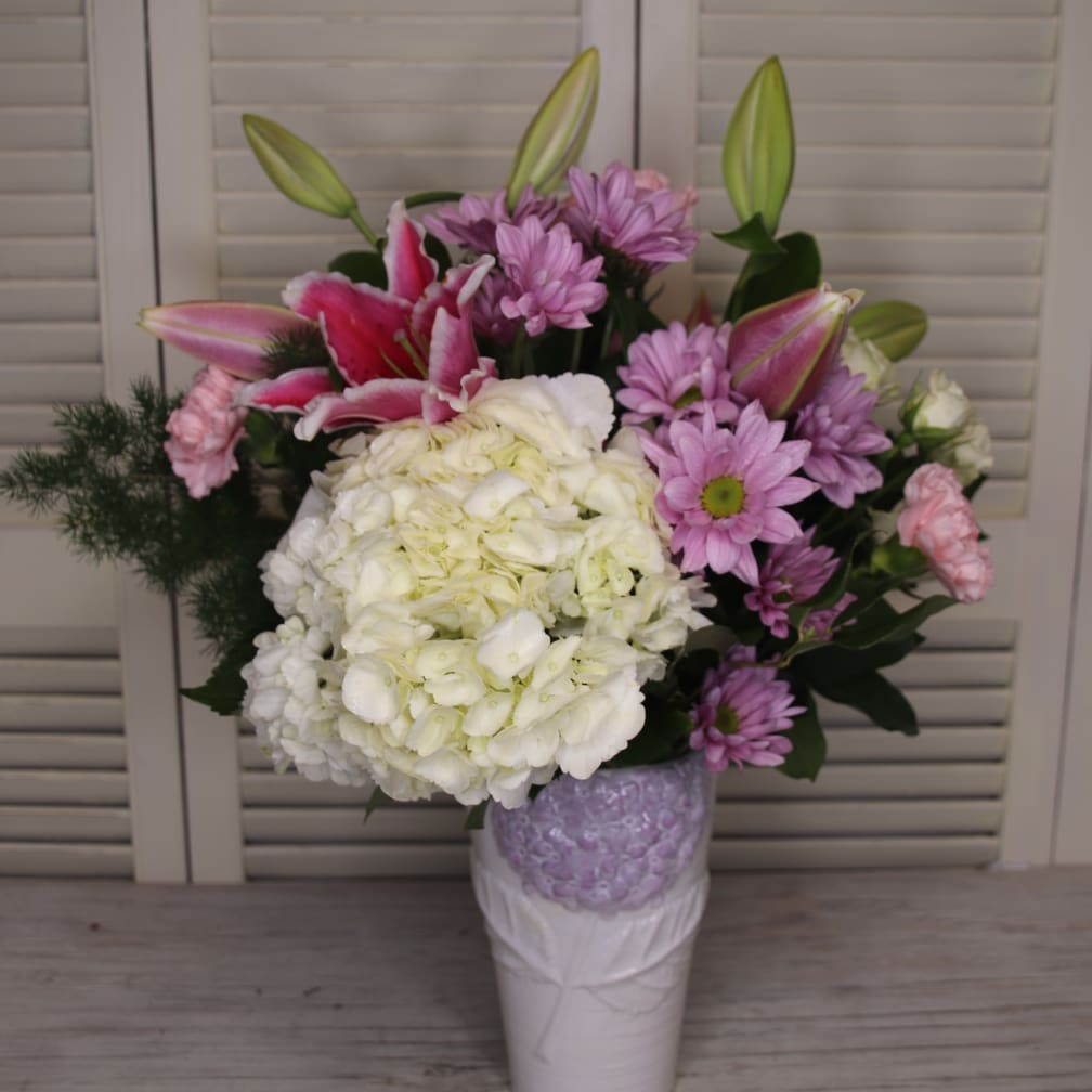 Thiensville Florist Flower Delivery by Fantasy Flowers Gifts & Wine