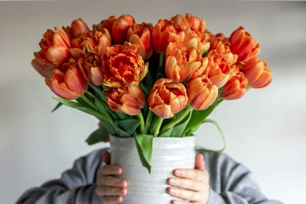 A Guide to Making a Tulip Flower Arrangement