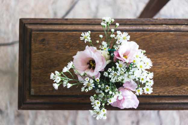 How to Choose Appropriate Flowers for a Funeral
