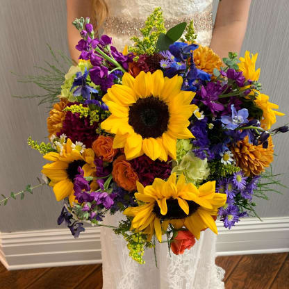 Sunny and vibrant wedding flowers! 