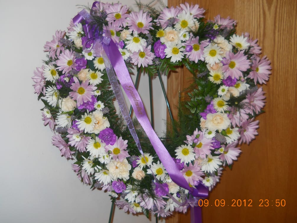 lavender and white mixed flowers on this open heart easel