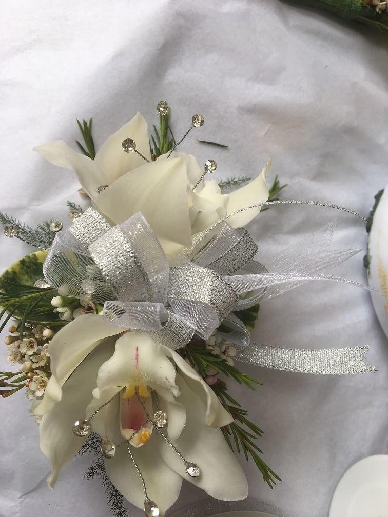 wrist corsage white silver by Love Lyn