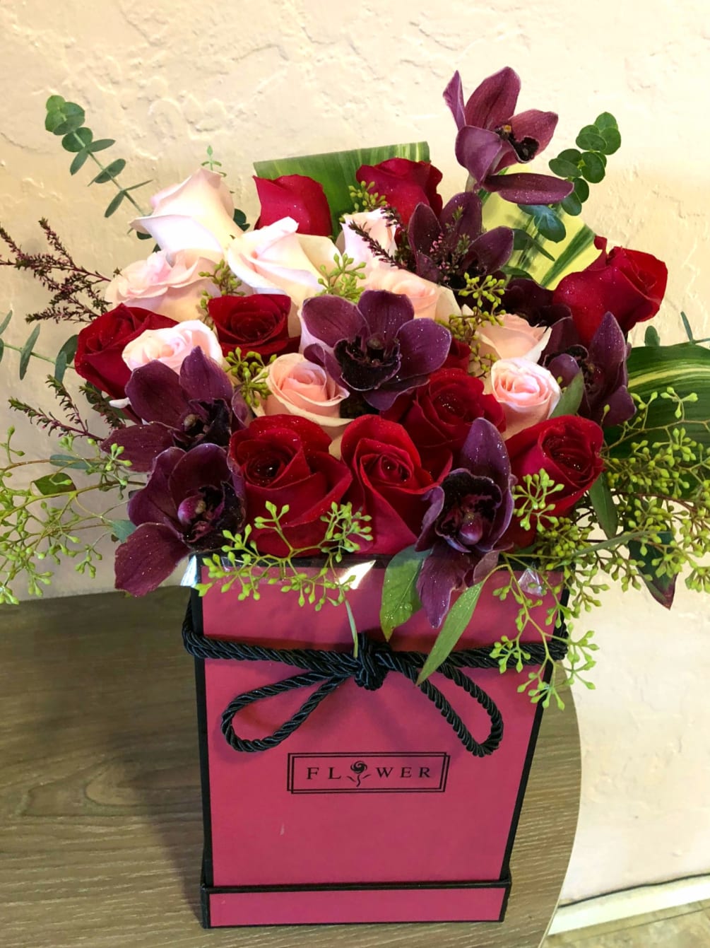 Gift bag Arrangement of Stunning Orchid Roses 
