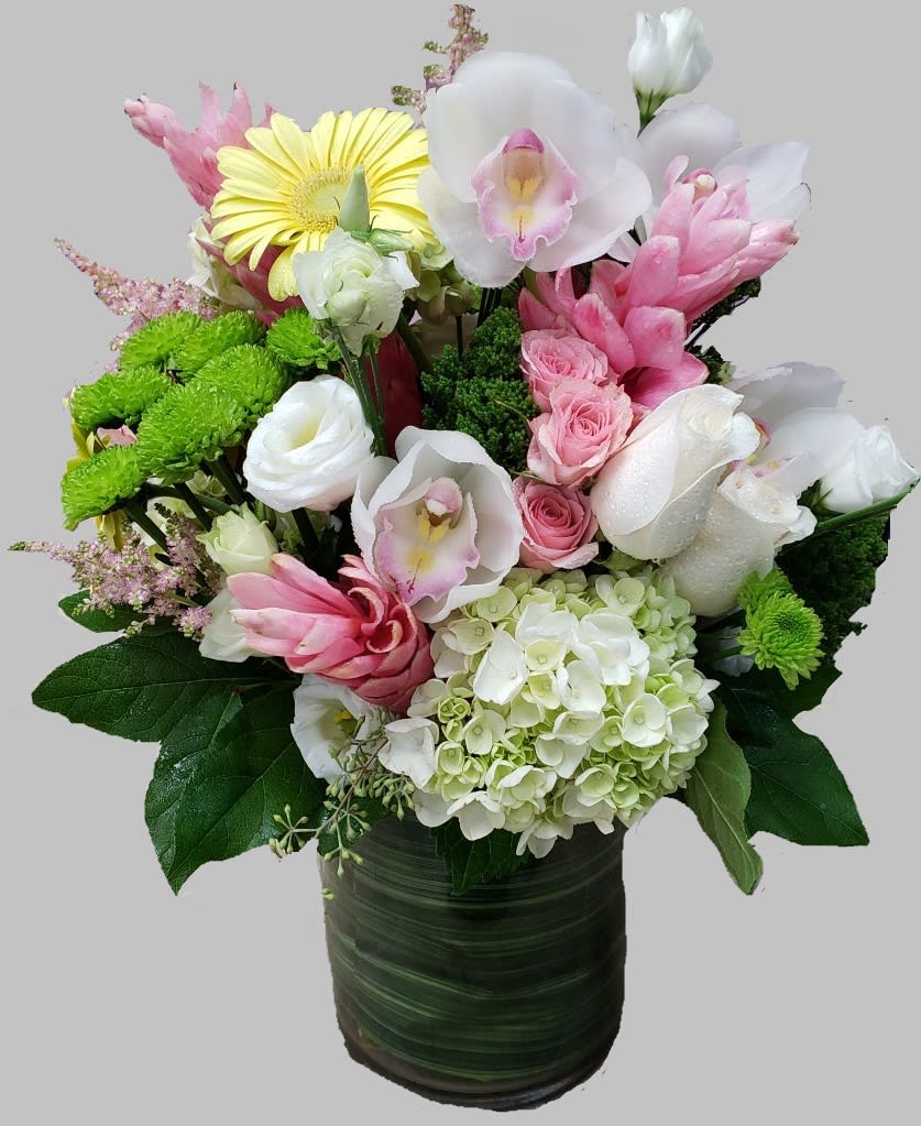 Upscale and uptown. This fantastic arrangement is a beauty and a half
