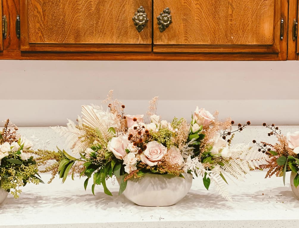 This hip and chic mix of fresh and dried florals is perfect
