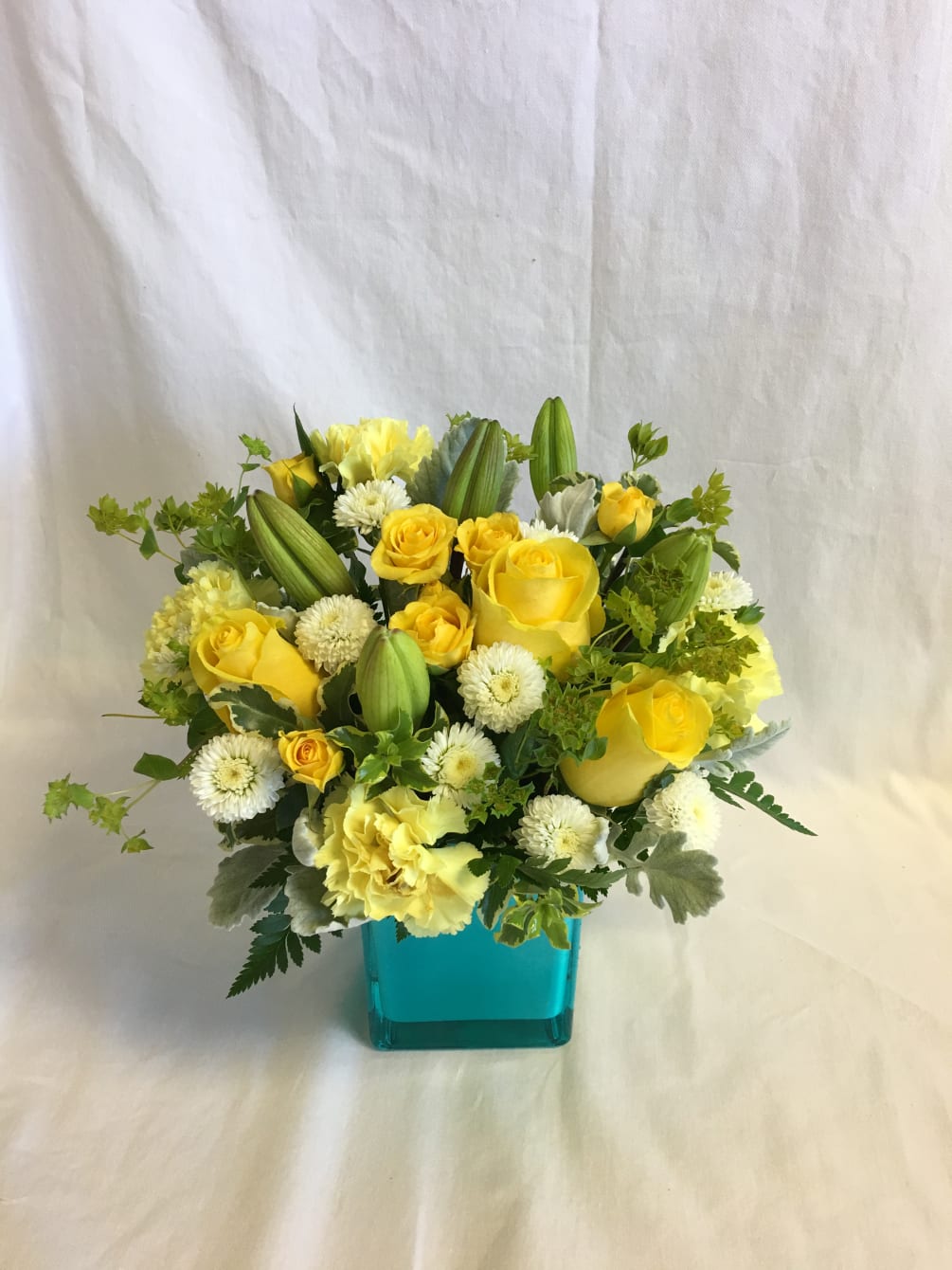 Mixed white, yellow and green of roses and lilies with summer refresh