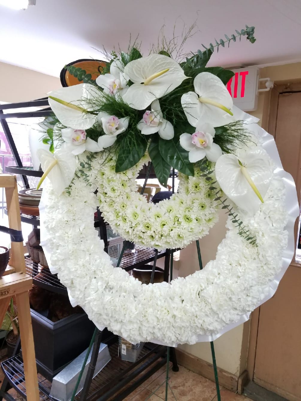 This special and unique standing wreath symbolizes ones eternal love.
A contemporary tribute