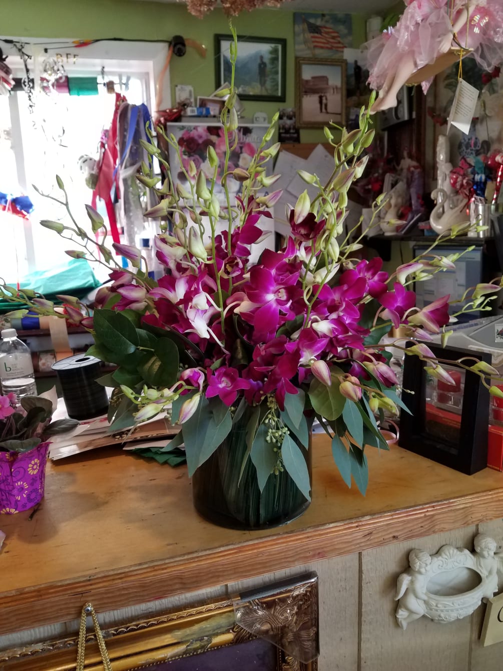 Dendrobium orchids are done in the cylinder vase