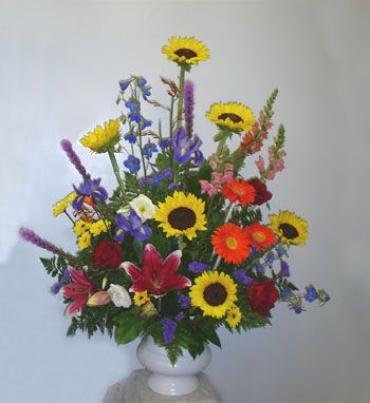 
Send an expression of your sympathy and compassion with this cheerful arrangement