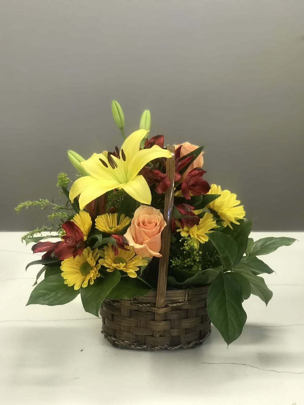 Full of autumnal colors, this little basket is the perfect gift to