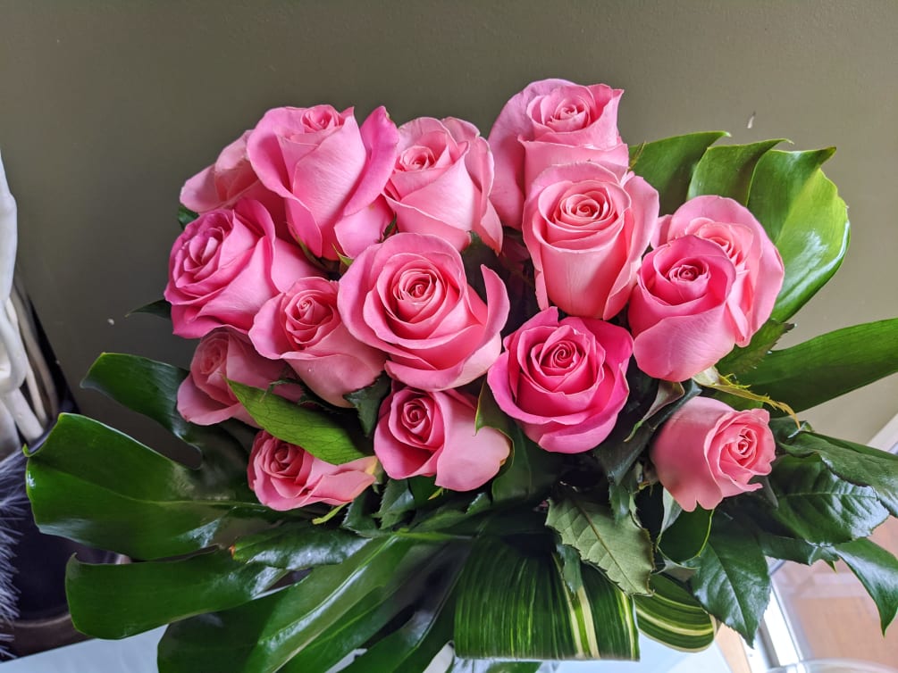 These beautiful pink ecuadorian roses are featured in our Sexy Slim Rectangle