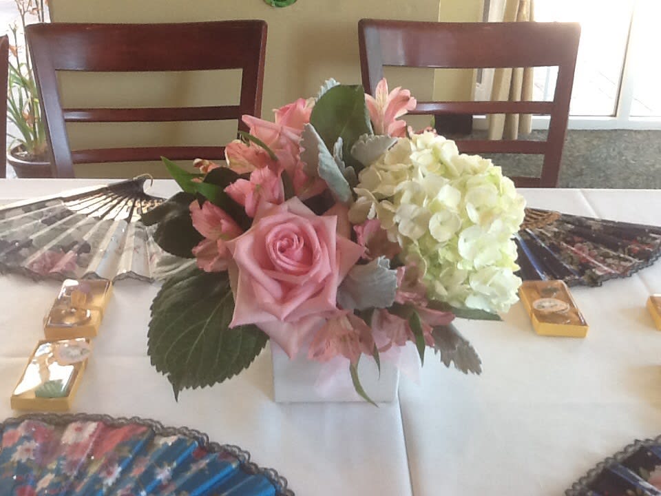 Let our team of designers provided you with an amazing centerpiece for