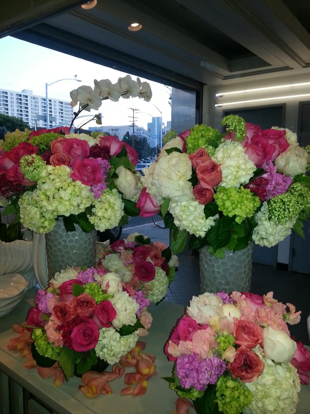 Hydrangea,Roses ranaculas ,Peonies if available
In tall Frosted Vase.
Sm$89.99