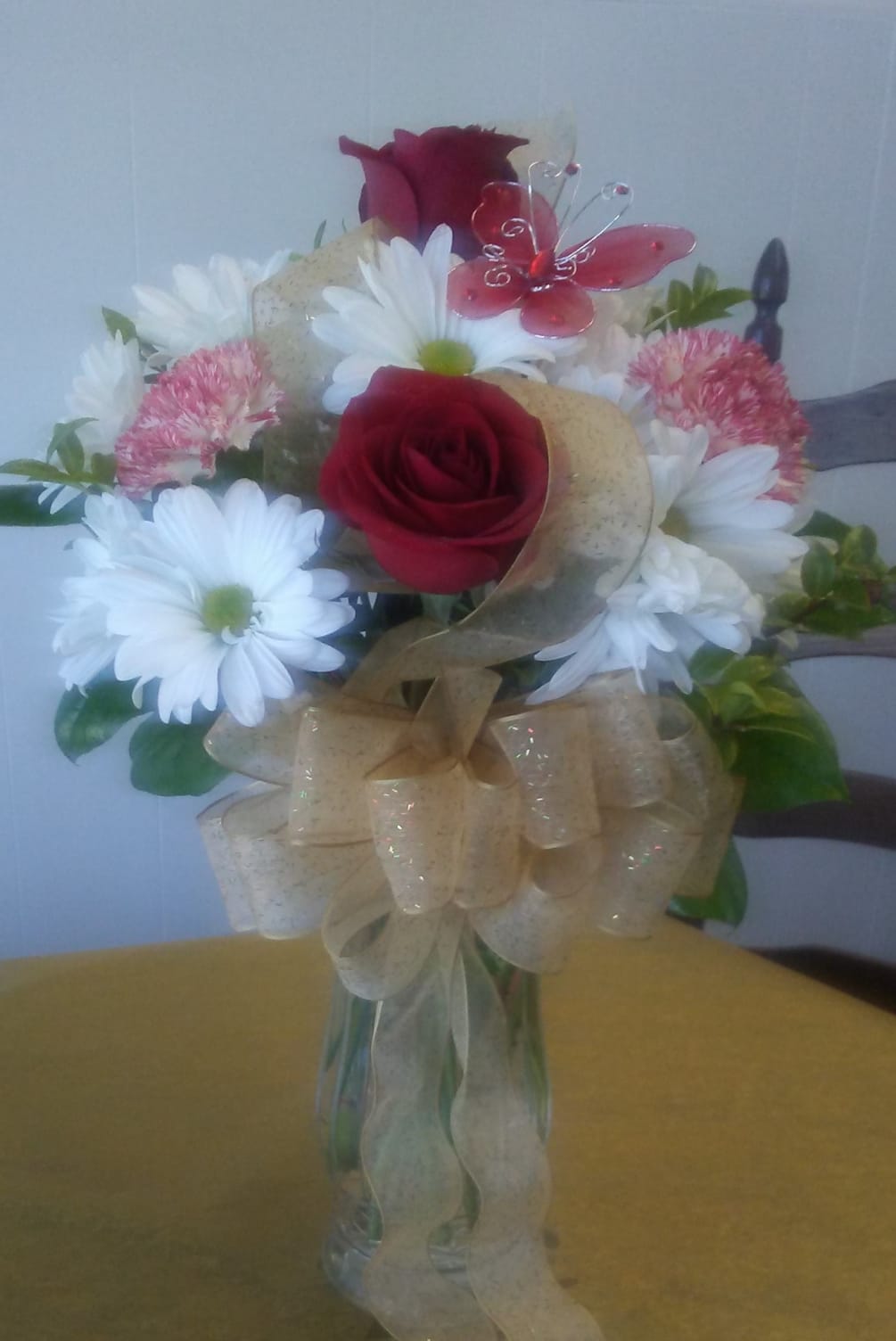 Red roses and daisies, elegant and casual, terrific for any year to