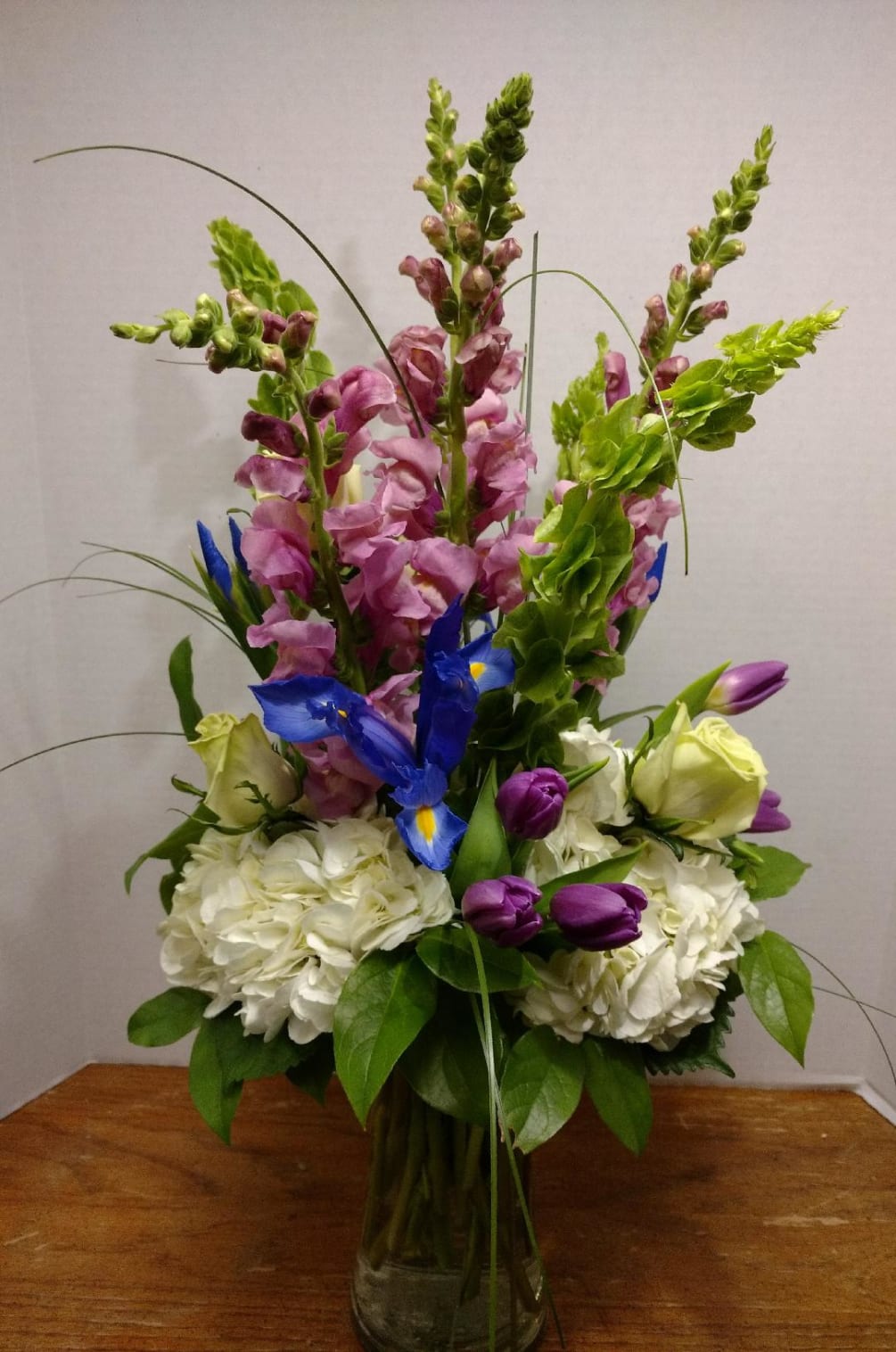 Add some tranquility to your life with this assortment of Snapdragons, Bells
