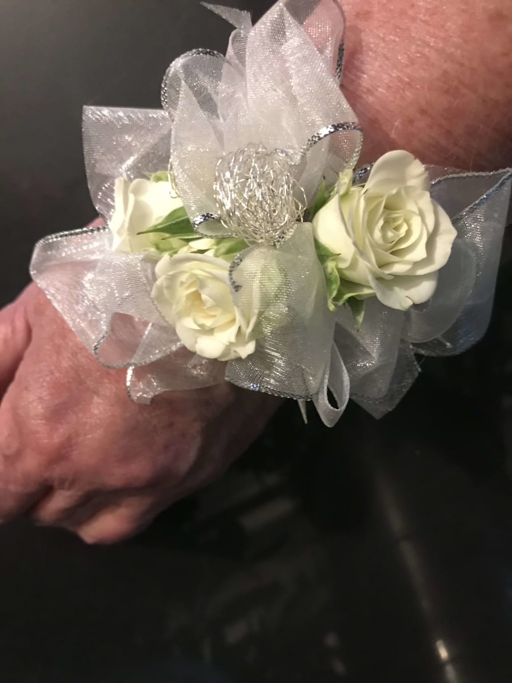 Basic neutral white spray rose corsage with elastic band. Suitable for Prom
