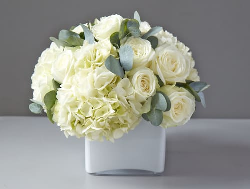A chic and elegant vase design in tones of white and ivory