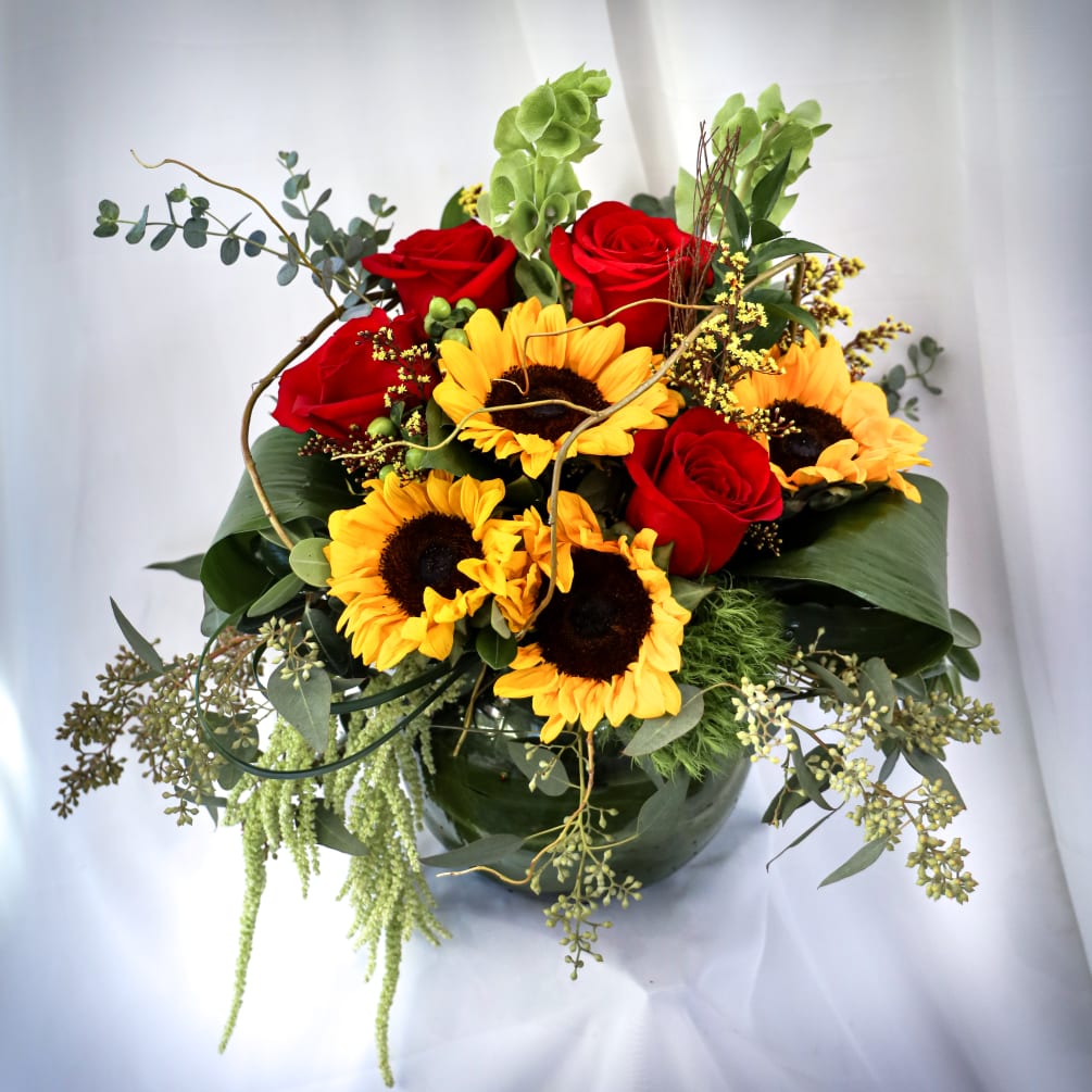 This beautiful and classic combination of roses and sunflowers will be a