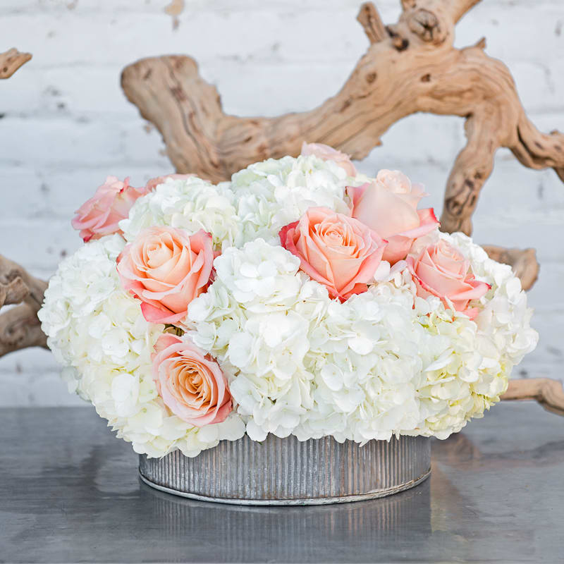 This amazing hydrangea and rose combination in simple yet stunning!
(Photo Credit: Simpson