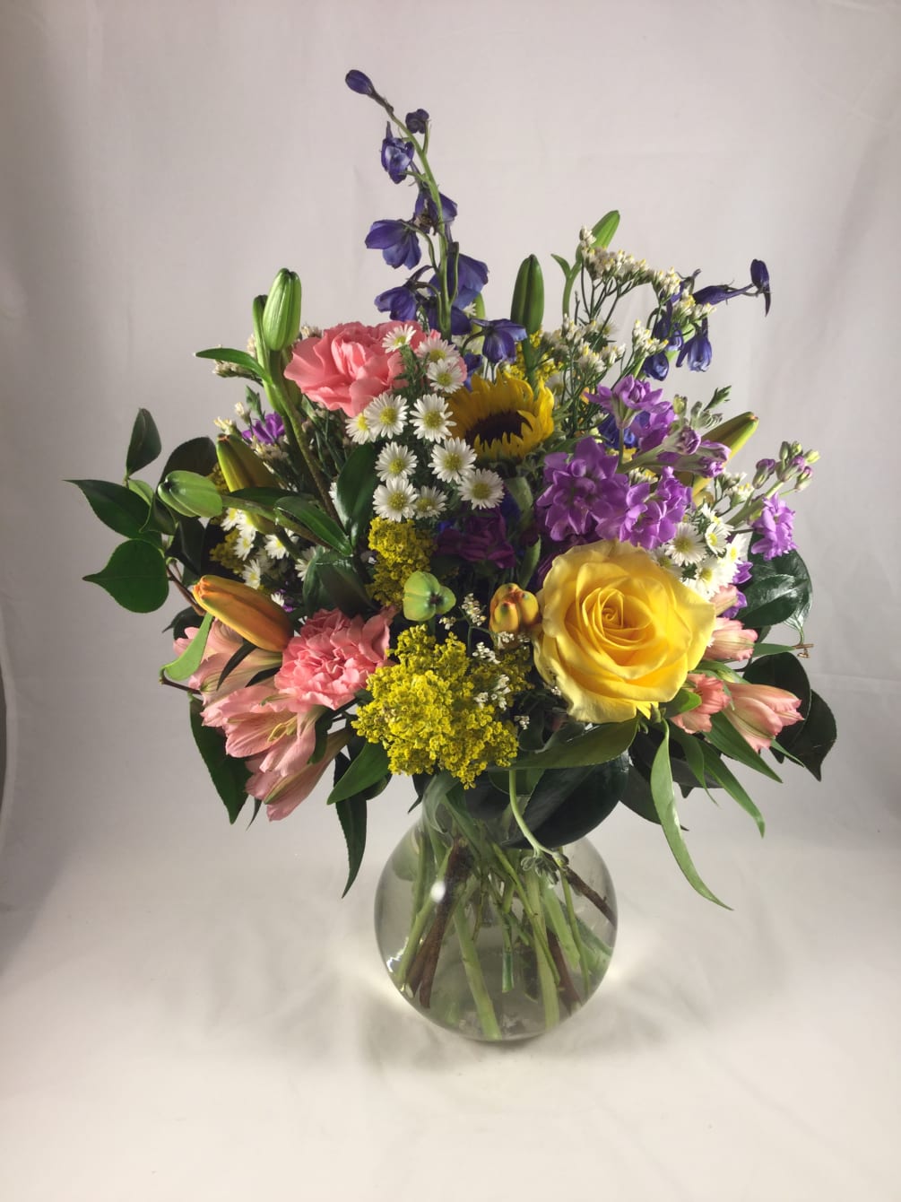A bright, colorful mix of the season&#039;s freshest flowers. A stunning display!