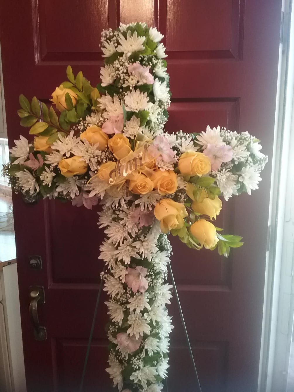 Yellow roses, and daisy&#039;s make this a cross for all seasons.