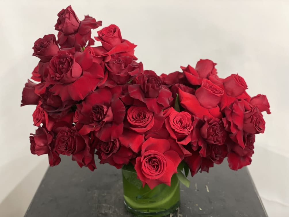 Lush arrangement of two types of roses to provide a stunning au