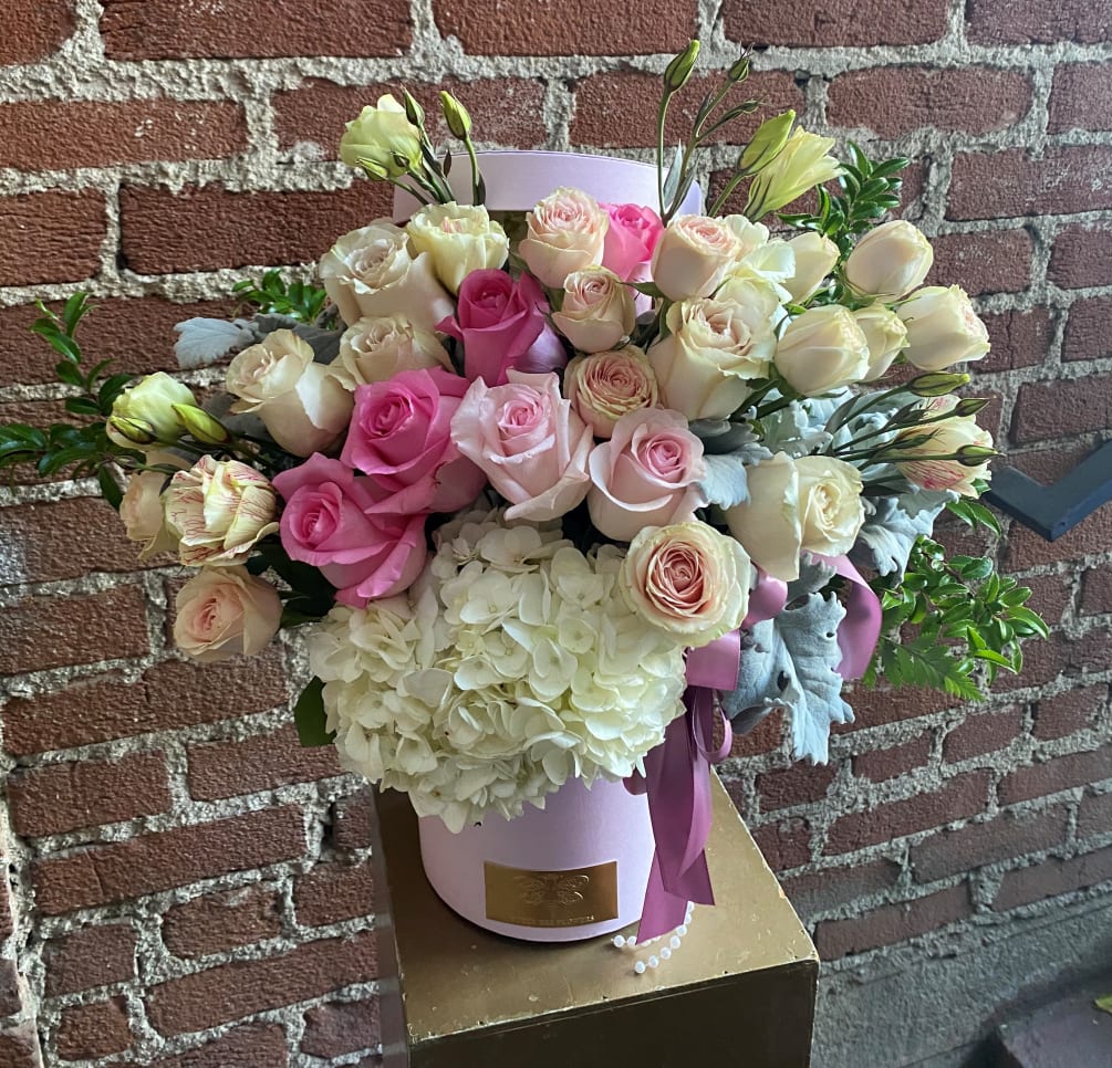 This beautiful arrangement is designed to deliver happiness to a loved ones
