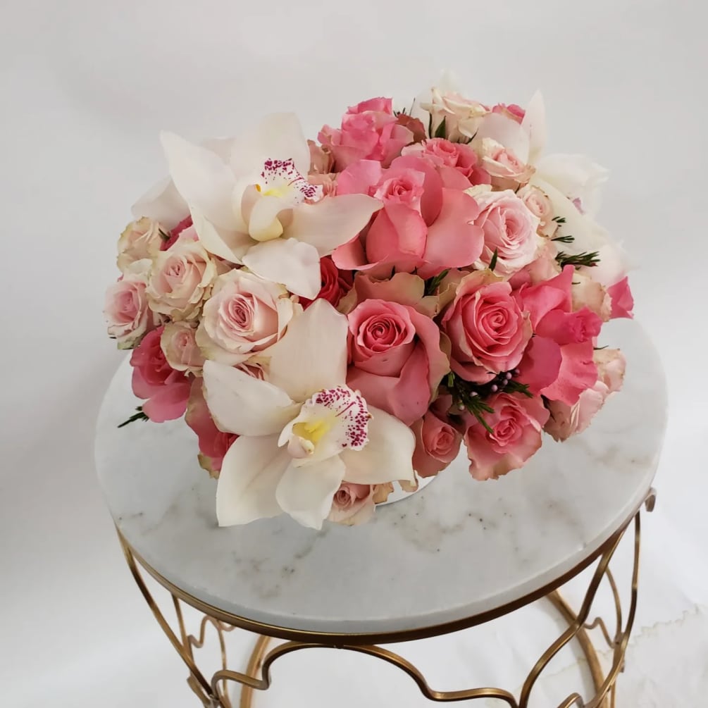 Mix of pink tones that makes this arrangement super cute!