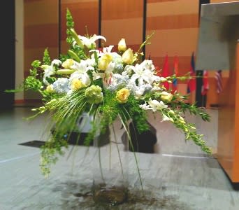 PODIUM ARRANGEMENT BY BY TWIN TOWERS FLORIST

    As Shown