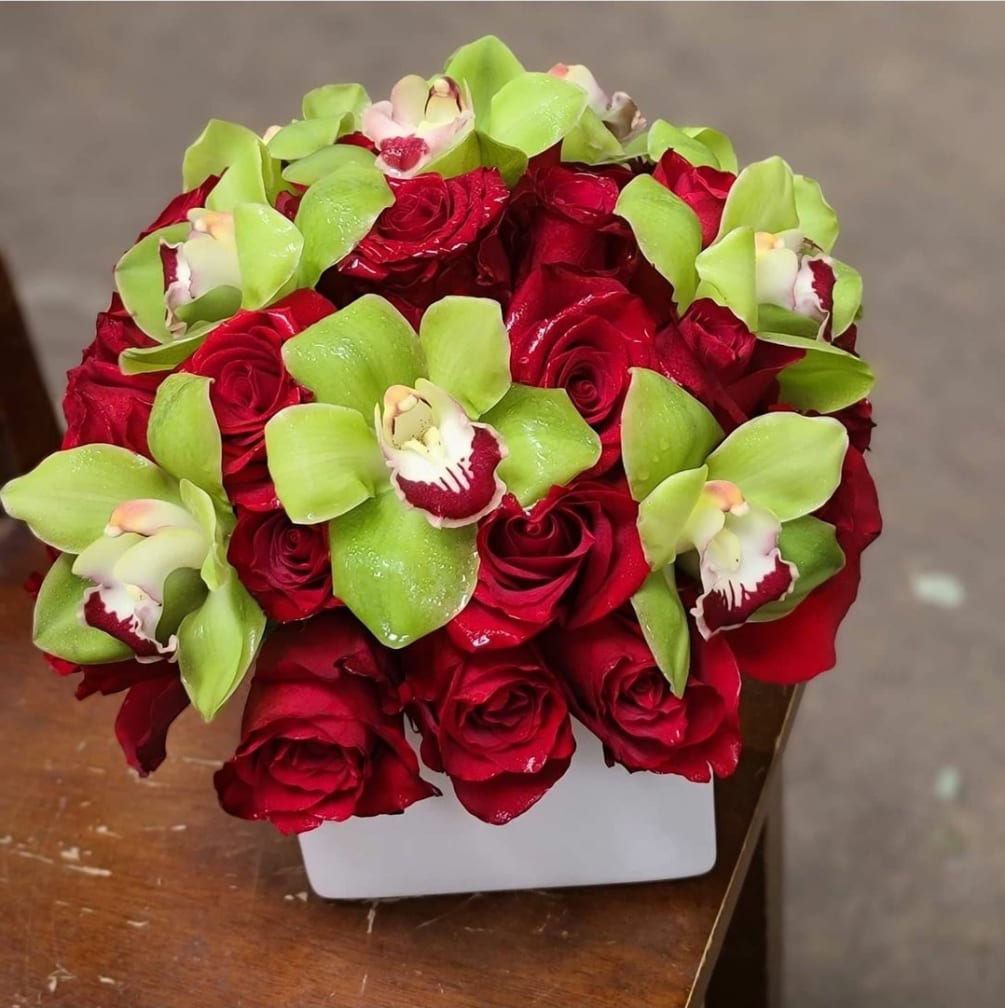 Full of love, red roses and cymbidium!