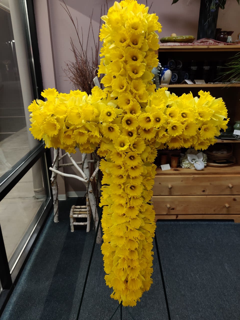Cross ease consisting of Daffodils