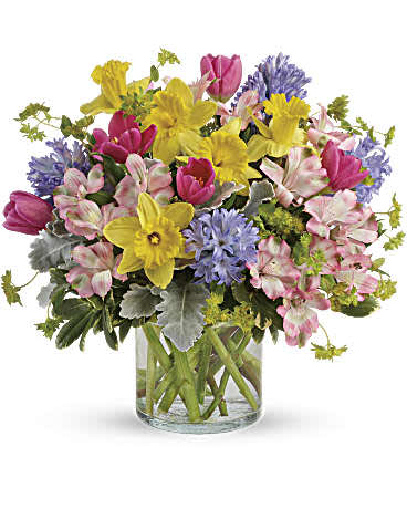 Celebrate the joy of the new season with this springtime bouquet! Fresh