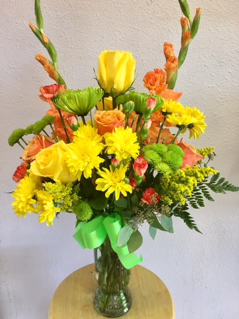 Lovely fresh looking arrangement makes the perfect gift on any day of