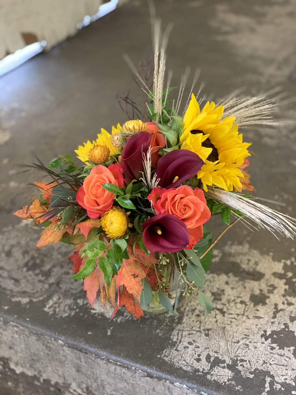Stunning mix of fall and harvest blooms, perfect for this beautiful season!!

pictured: