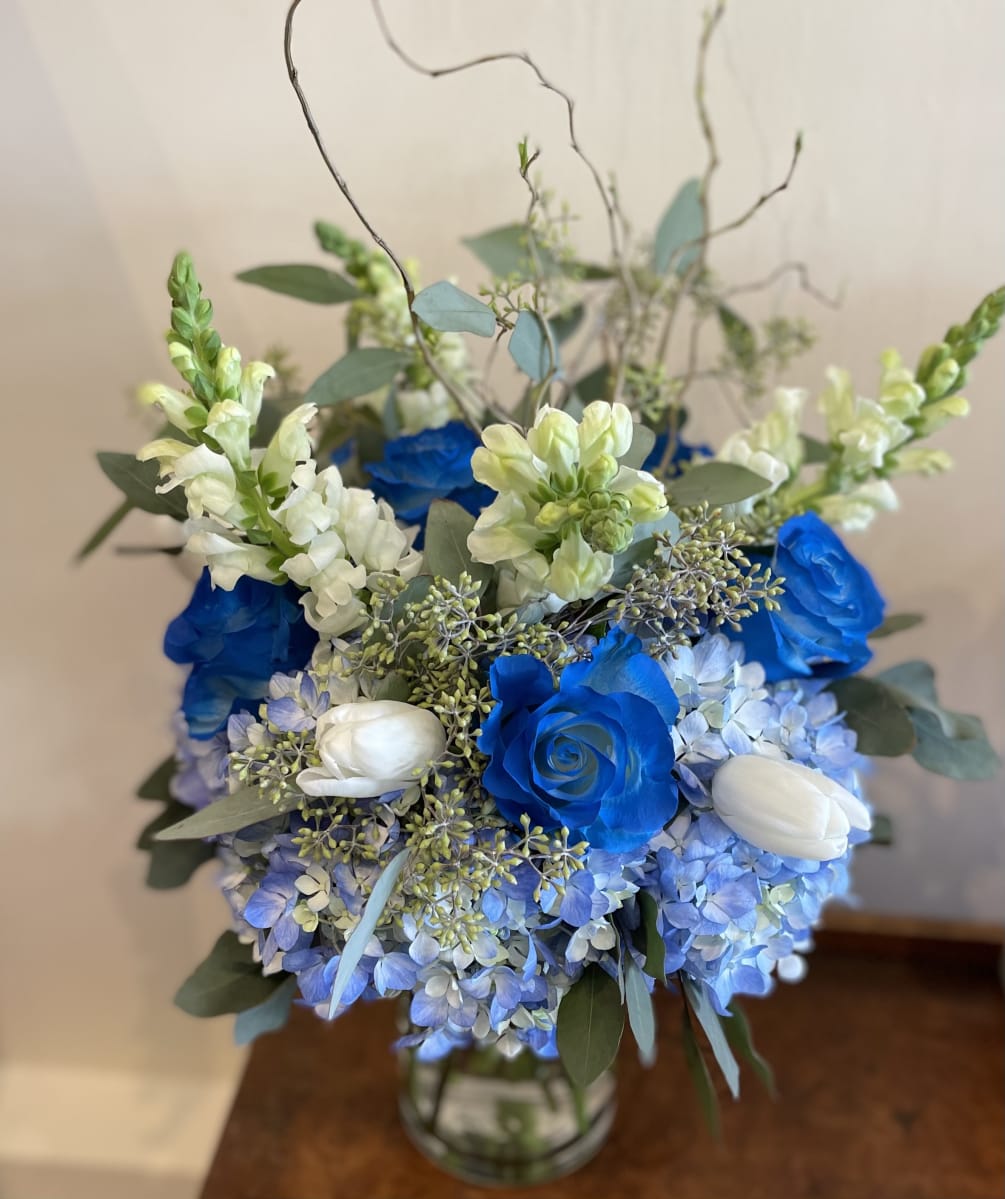 A stunning combination of blues and whites. Please note: the roses in