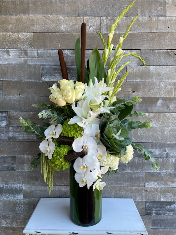A majestic structured line arrangement with the most gorgeous green and white