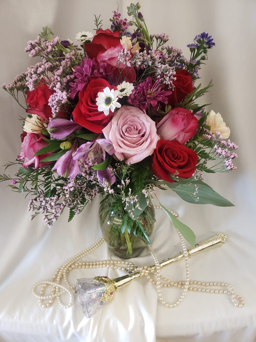 Elegant arrangement to honor the Queen in your life! Very regal with