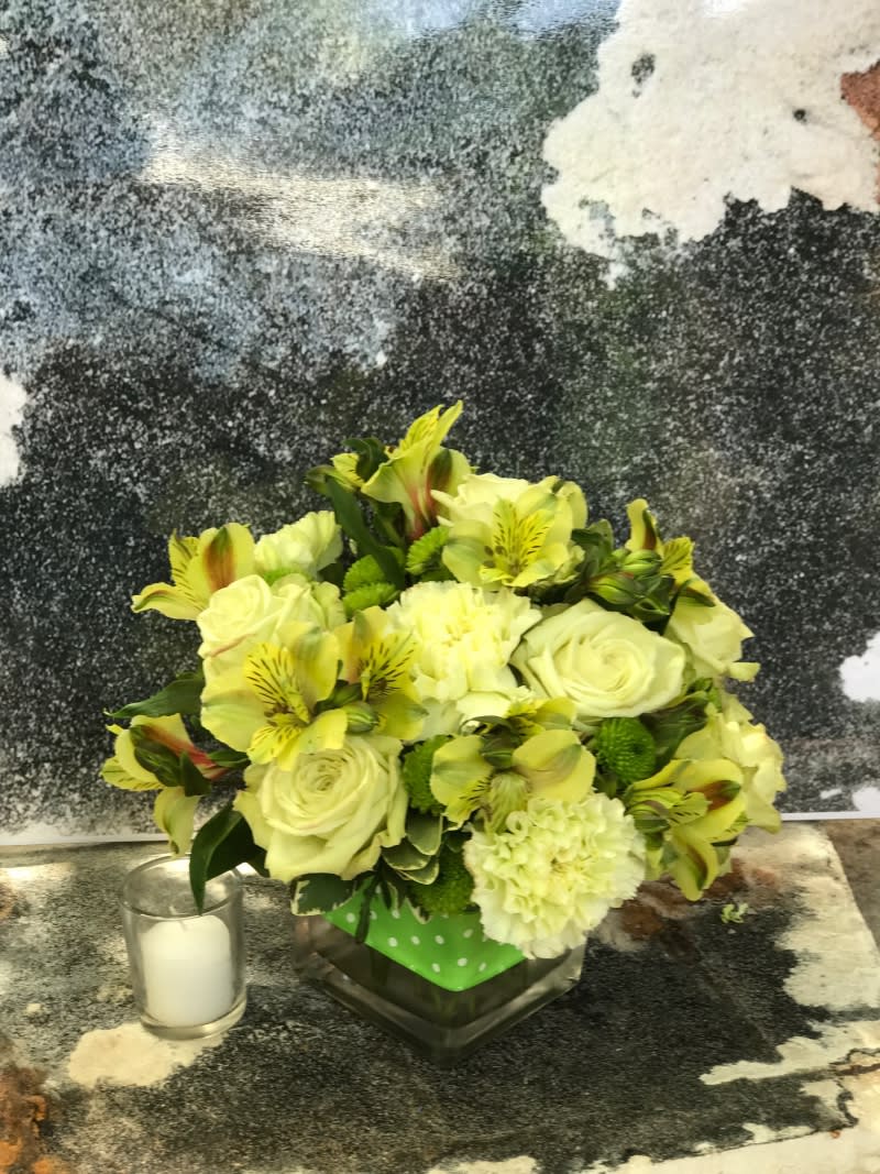 VCU003 Connect The Dots With Green Roses by Victoria Park Flower Studio