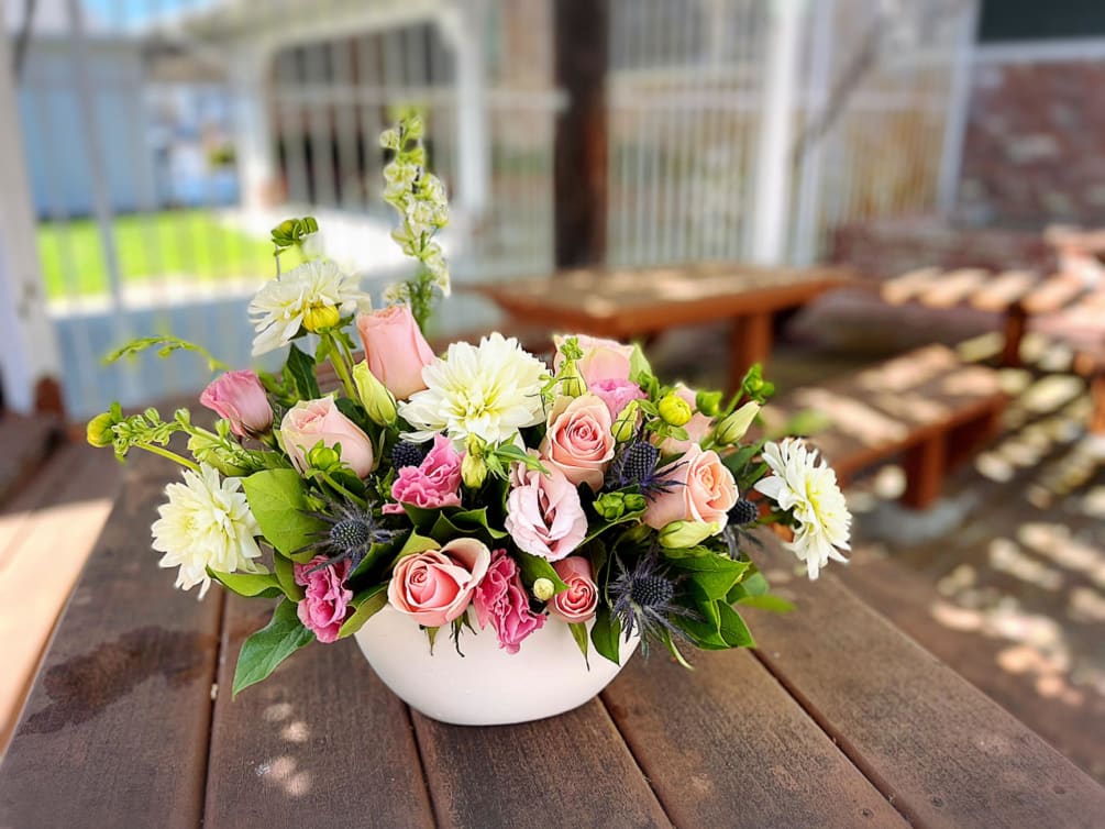 - 8 Pink Roses
- 4 White Dahlias
- Pink Lisianthus
- Fillers
- Greens
- Ceramic