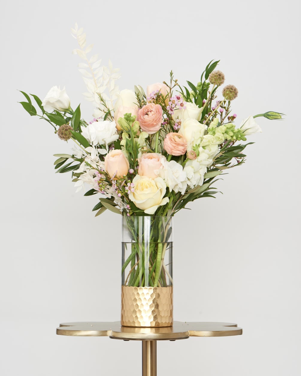 Seasonal spring flowers. Beautiful mixed vase arrangement.
Perfect size for: A dining table
