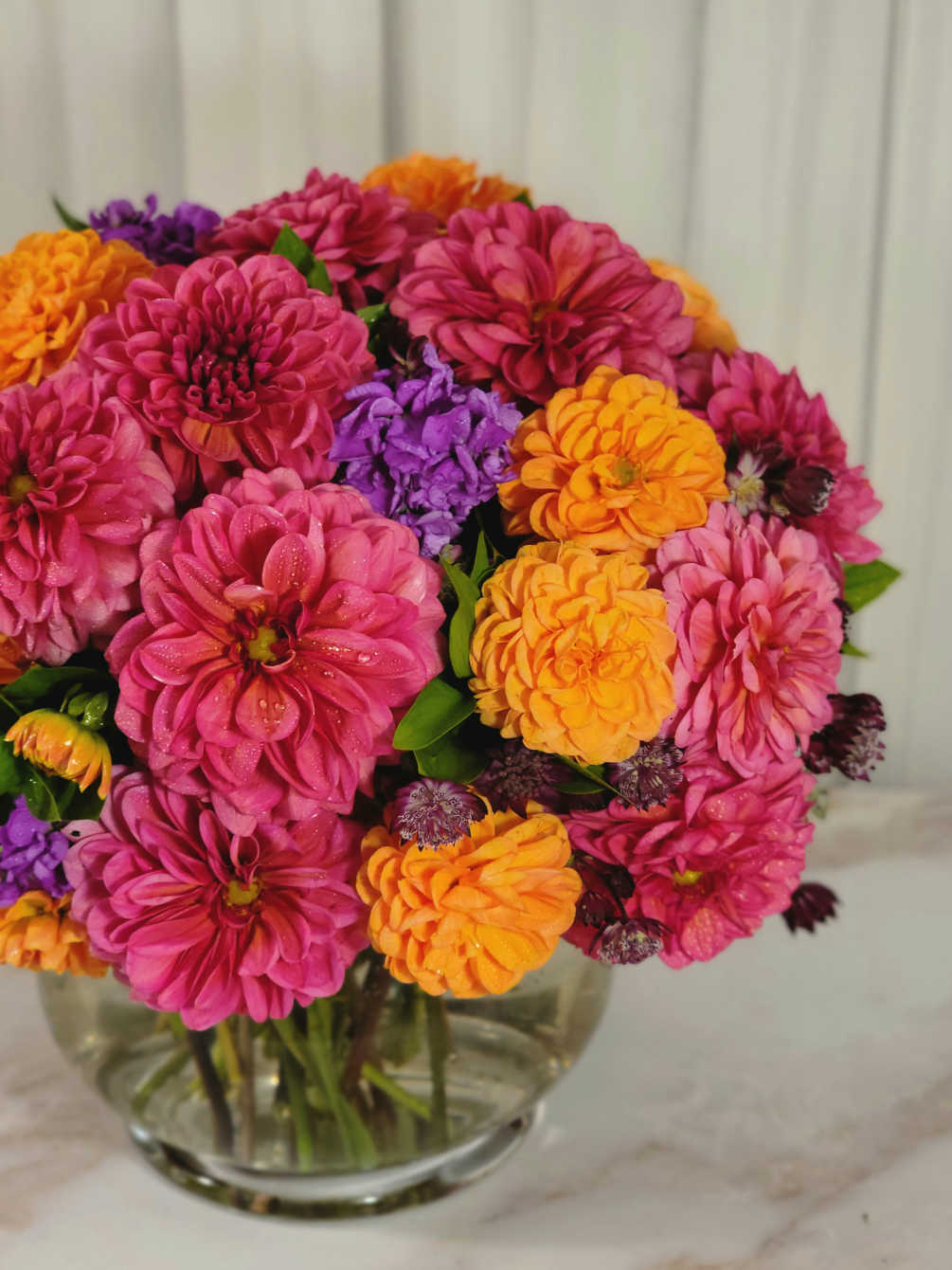 The composition made up of dahlias will definitely appeal to connoisseurs of