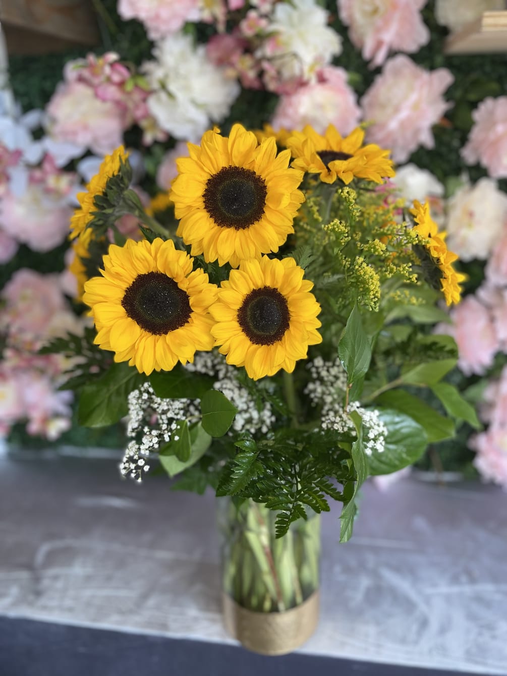 This gorgeous arrangement has sunflowers and fresh yellow saladeigo.