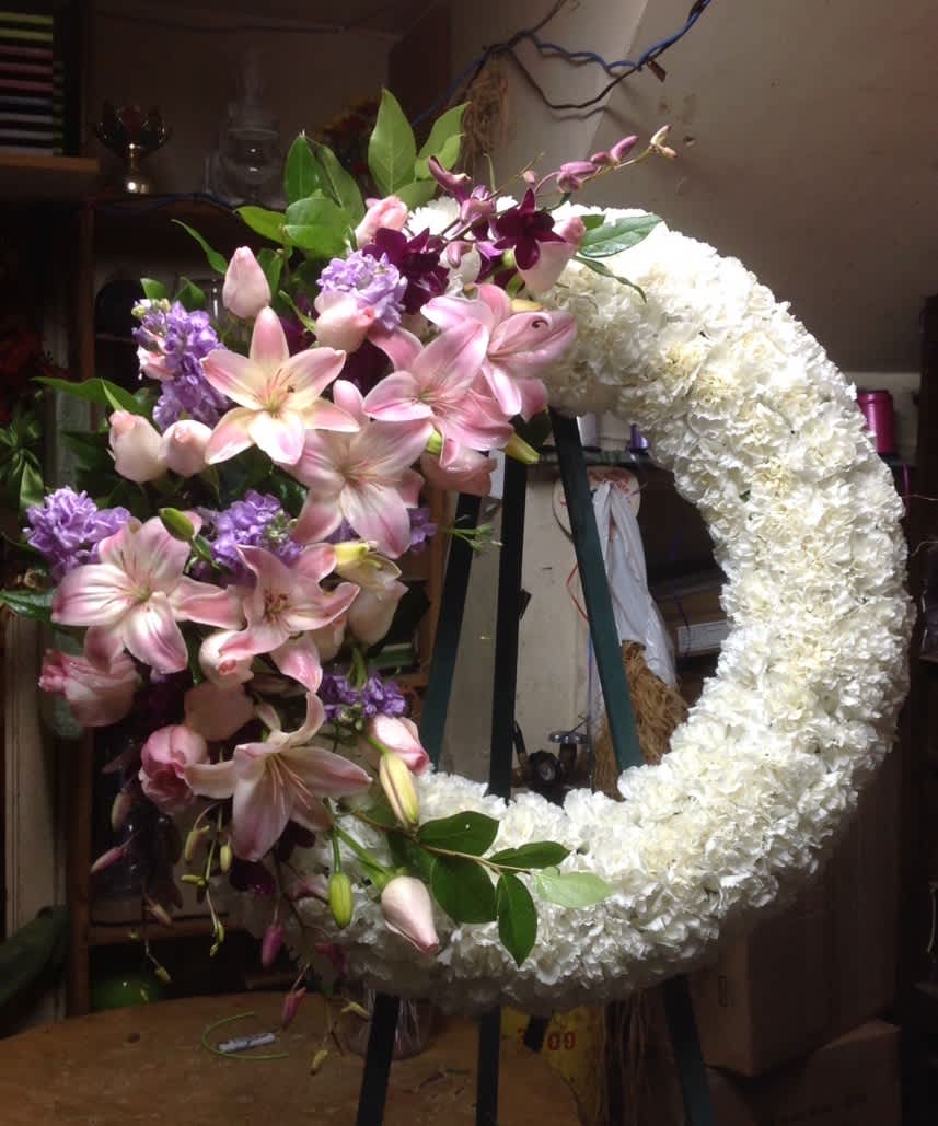 A beautiful and elegant European style wreath with mixed flowers. 