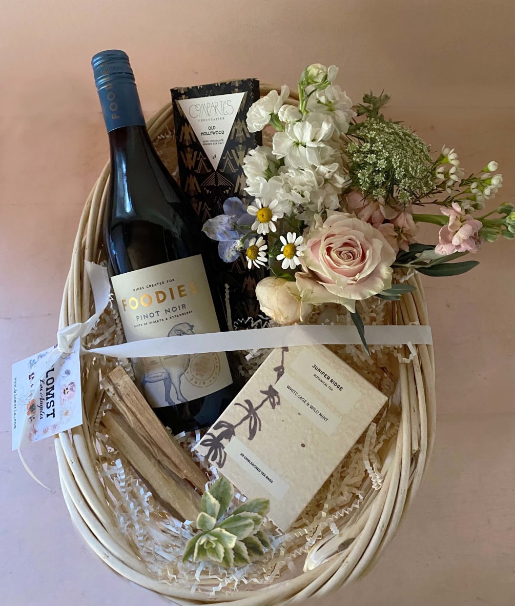 White and green colors in this lovely gift basket with Pinot Noir