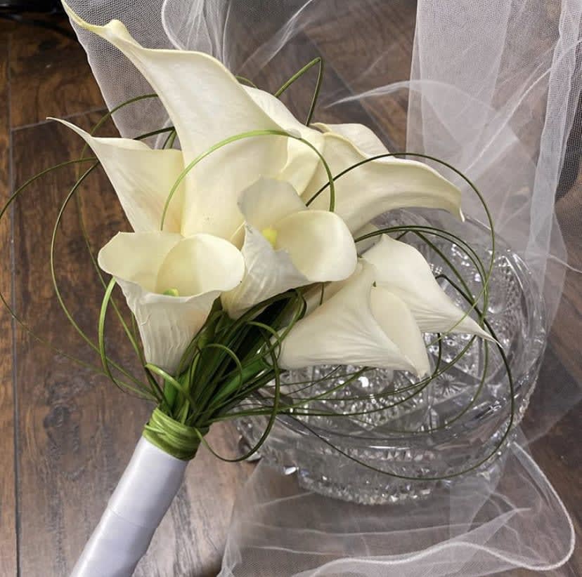A classic calla lilly bouquet hand tied with ribbon. The perfect accessory
