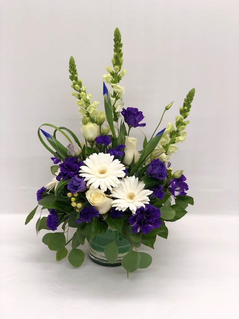Part of our COLOR-DUO Collection.
Arrangement of purple and white flowers arranged together
