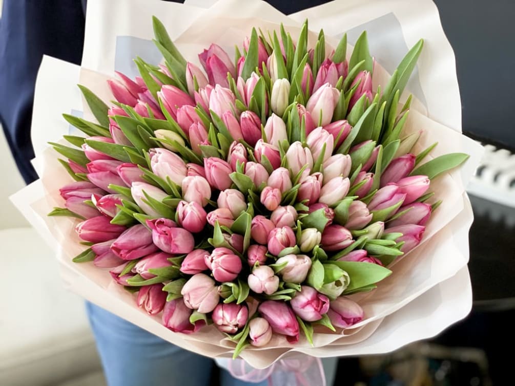 100 pink and light pink tulips bouquet by Luxury Flowers Miami