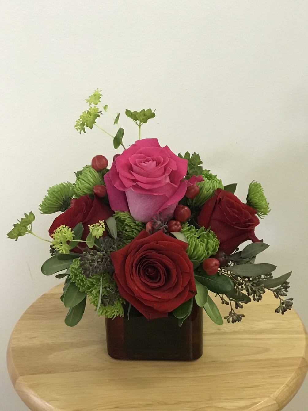 Mixed of red and hot pink roses, green button and bupleurum flowers