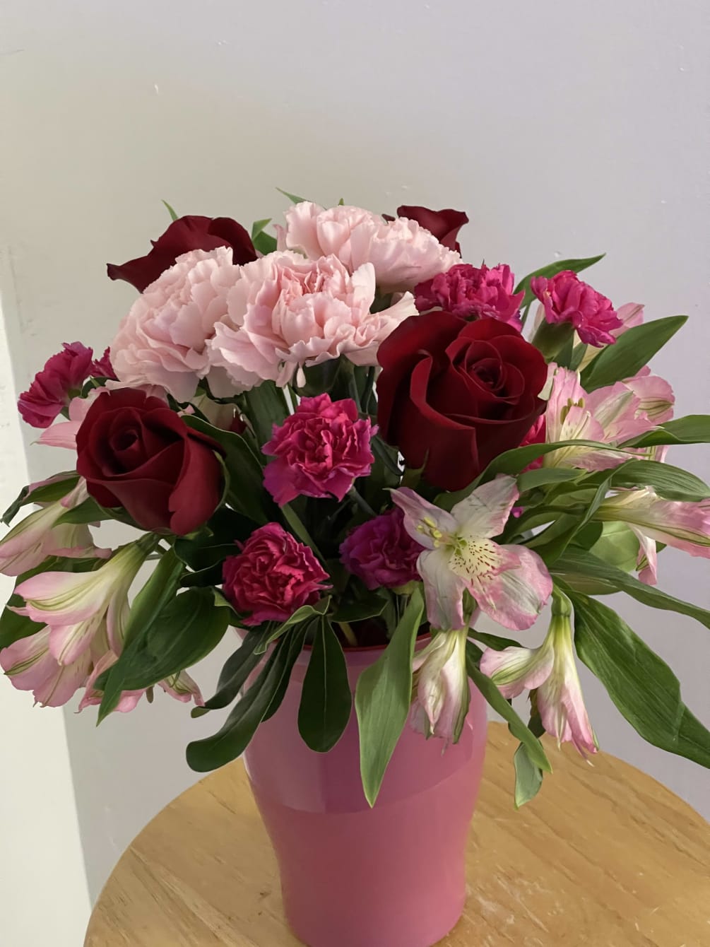 This beautiful arrangement deliver a sweet smile to the receiver. Flowers are
