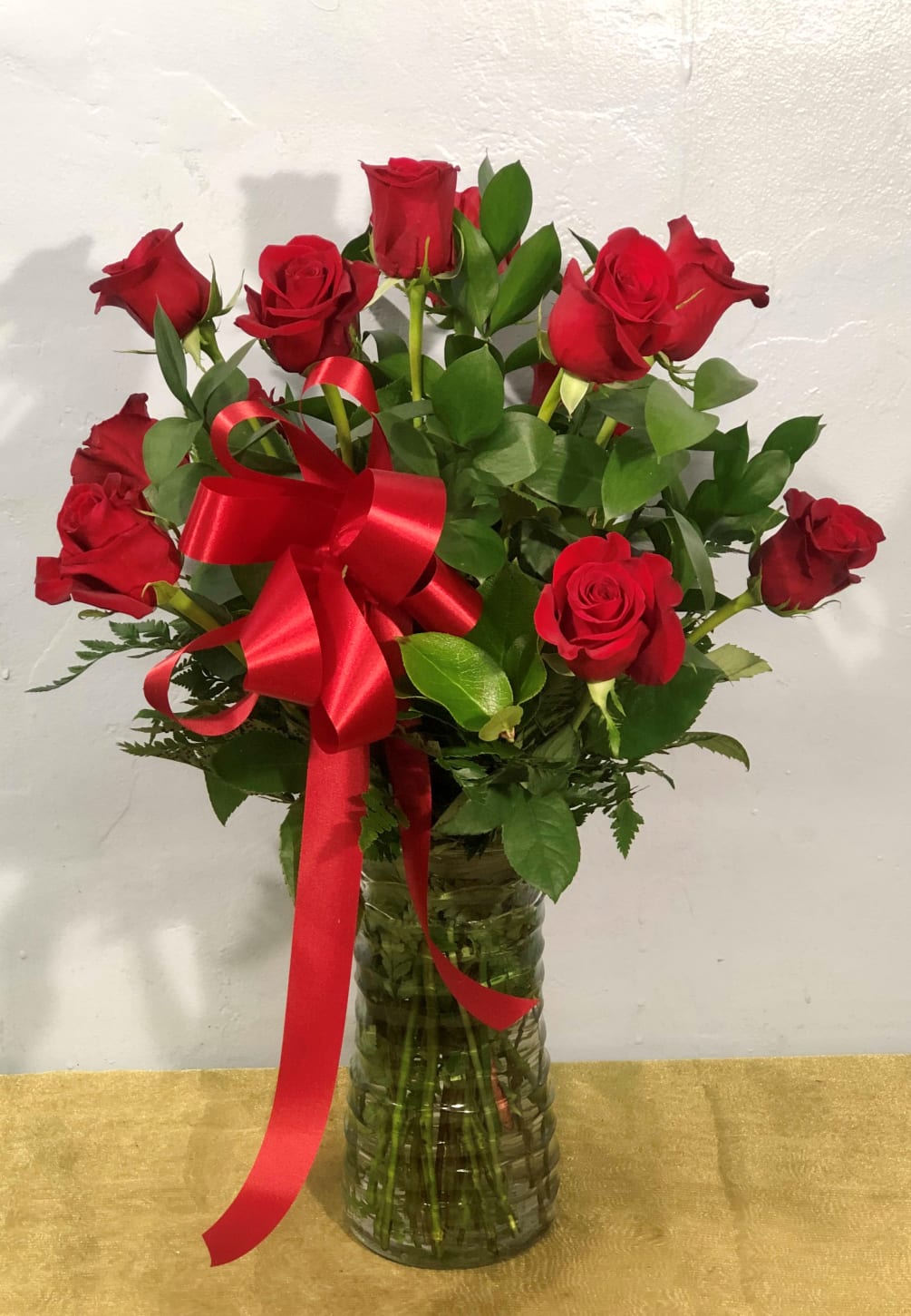 These dozen red roses are a classic hit! The perfect romantic gift